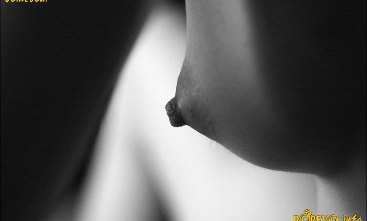 черно-белое фото женской груди