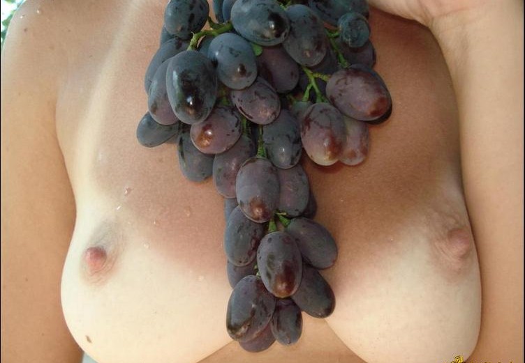 виноград между сисек