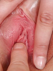 Розовое влагалище со вставленным пальцем